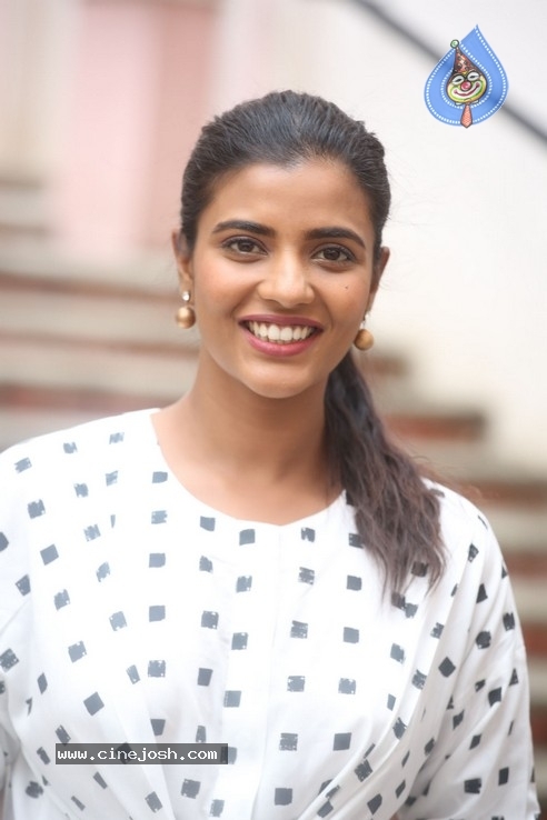 Iswarya Rajesh Interview Pics - 15 / 20 photos