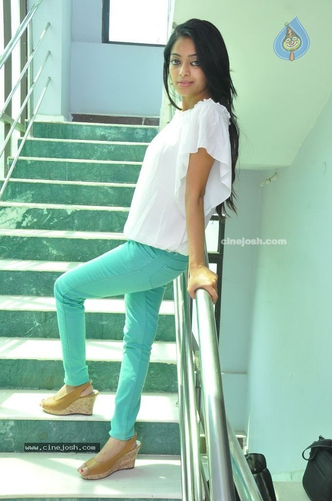 Janani Iyer Latest Stills - 13 / 68 photos