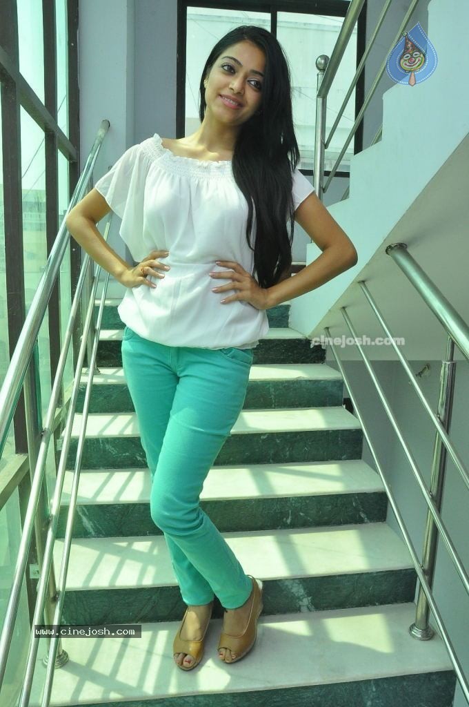 Janani Iyer Latest Stills - 20 / 68 photos