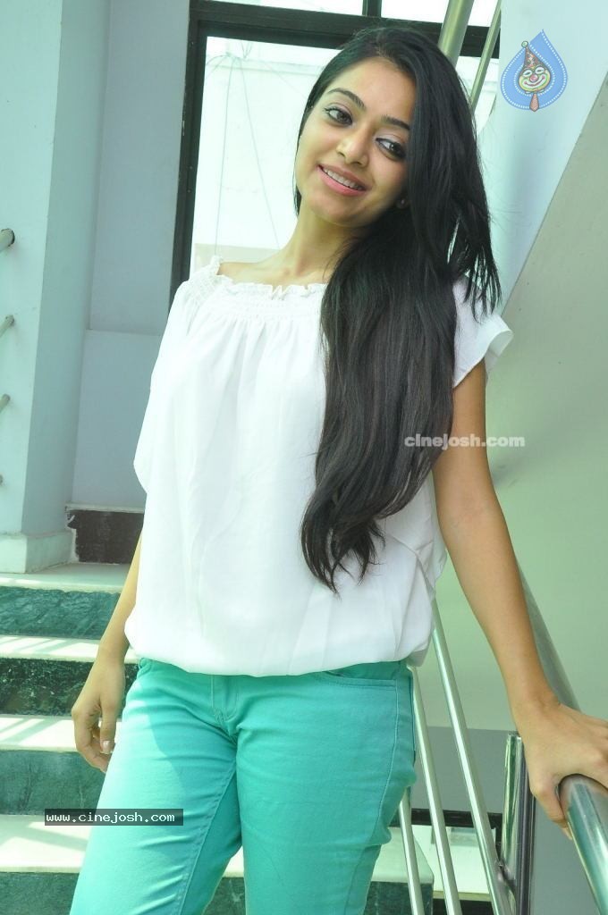 Janani Iyer Latest Stills - 21 / 68 photos