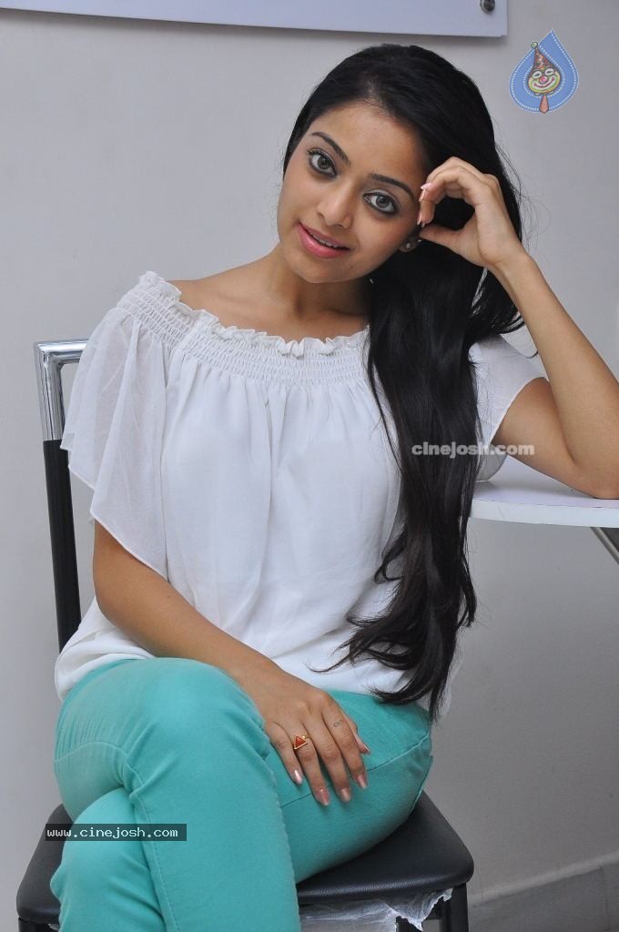 Janani Iyer Latest Stills - 35 / 68 photos