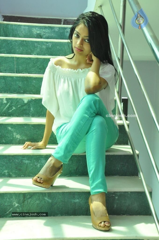 Janani Iyer Latest Stills - 59 / 68 photos