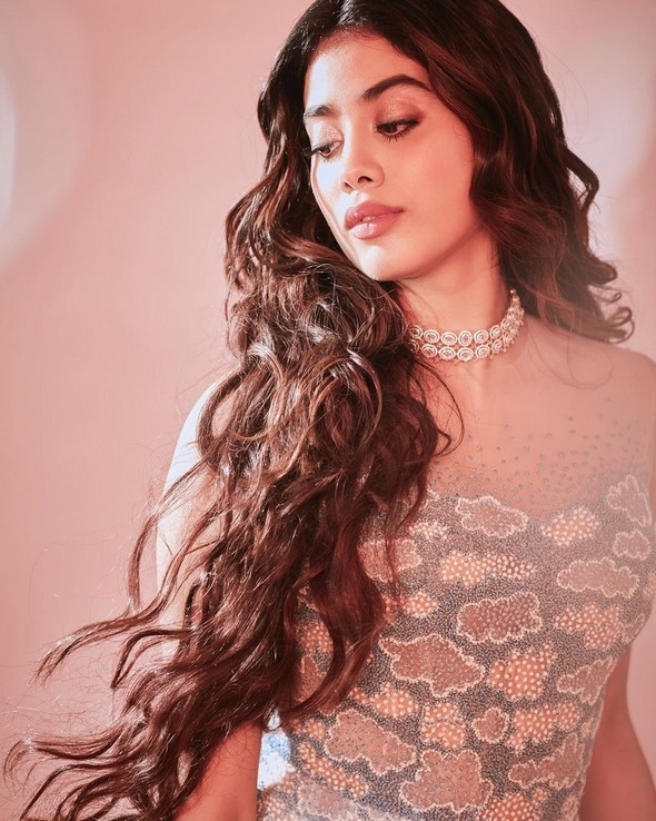 Janhvi Kapoor Photos - 2 / 17 photos