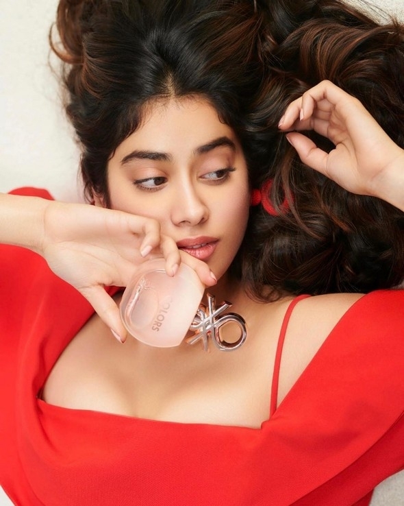 Janhvi Kapoor Photos - 16 / 17 photos