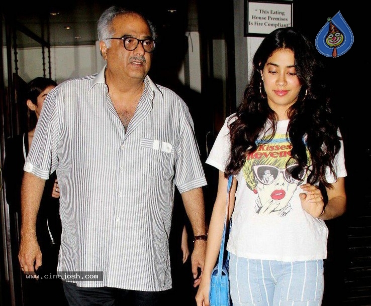 Janhvi Kapoor Photos - 1 / 2 photos