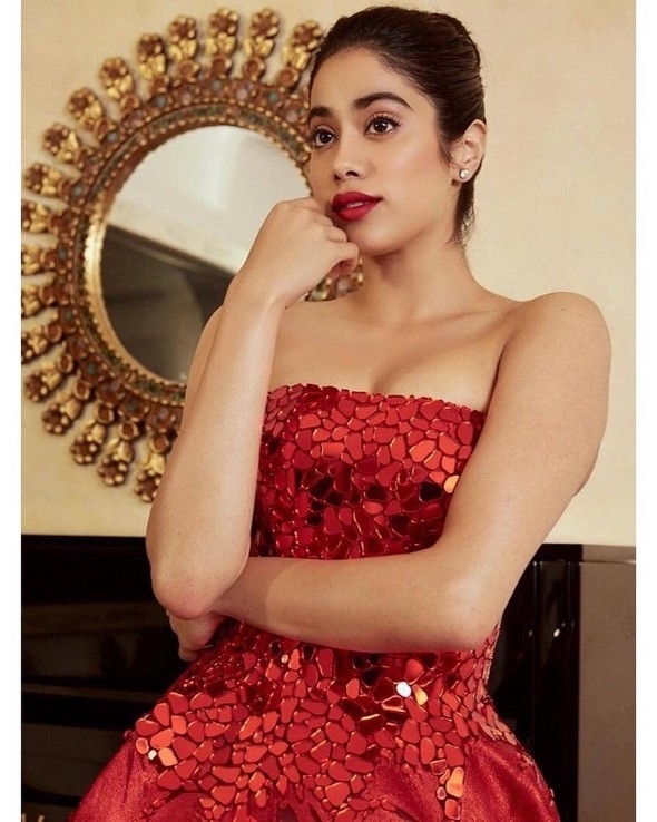 Janhvi Kapoor Stills - 4 / 4 photos