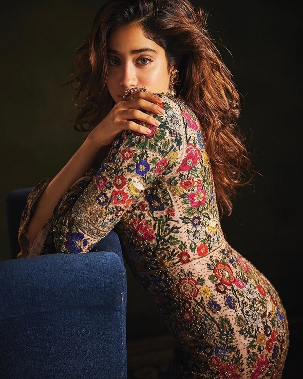 Janhvi Kapoor Stills - 12 / 13 photos