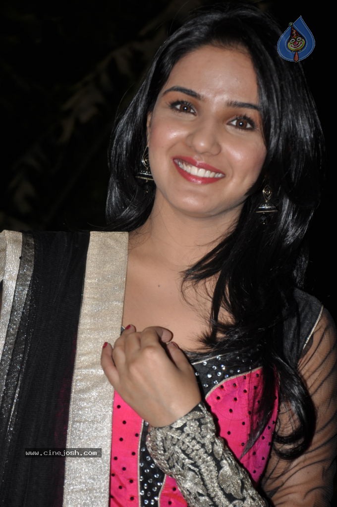 Jasmine New Stills - 40 / 52 photos