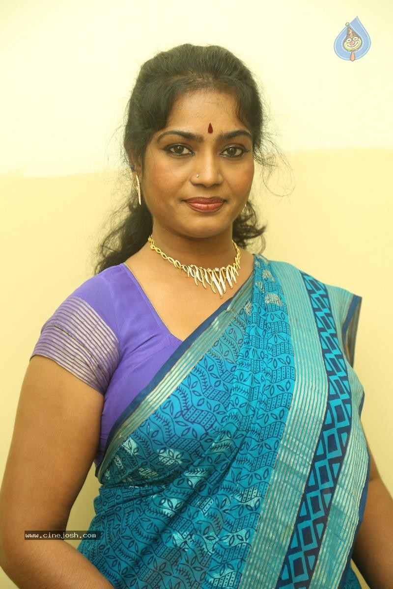 Jayavani New Stills - 5 / 31 photos