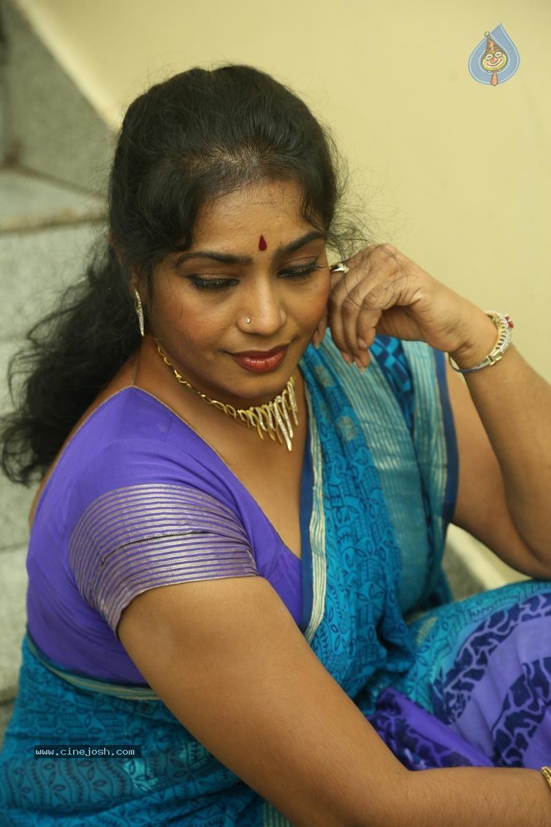 Jayavani New Stills - 16 / 31 photos