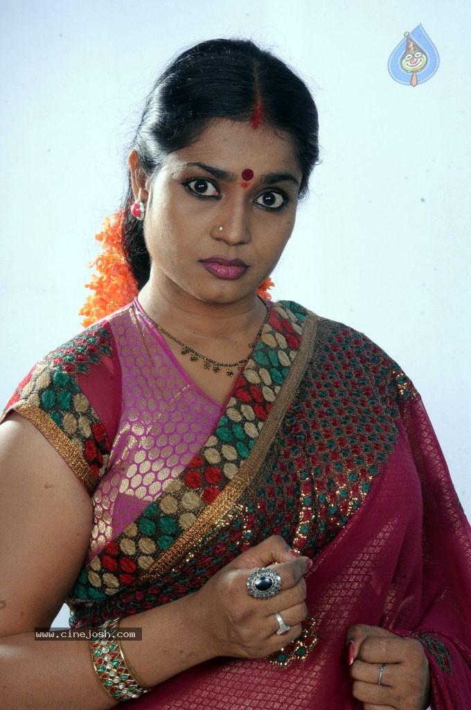 Jayavani New Stills - 12 / 29 photos