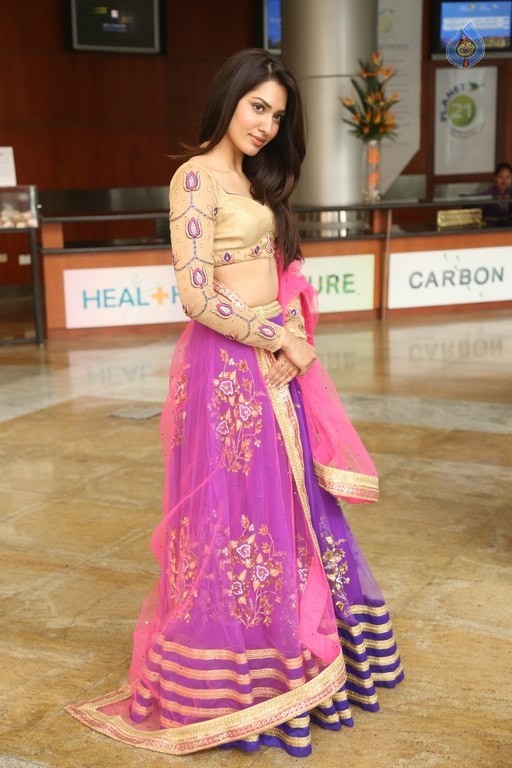 Jhataleka Malhotra New Pics - 11 / 21 photos