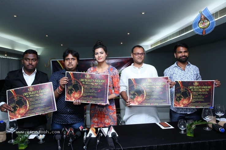 Juhi Khan Launches  LMS Beauty Brochure - 14 / 35 photos
