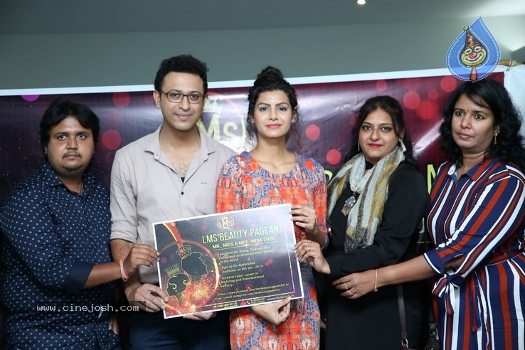 Juhi Khan Launches  LMS Beauty Brochure - 29 / 35 photos