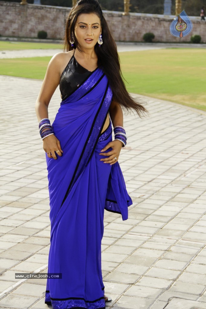 Juhi New Hot Stills - 5 / 44 photos
