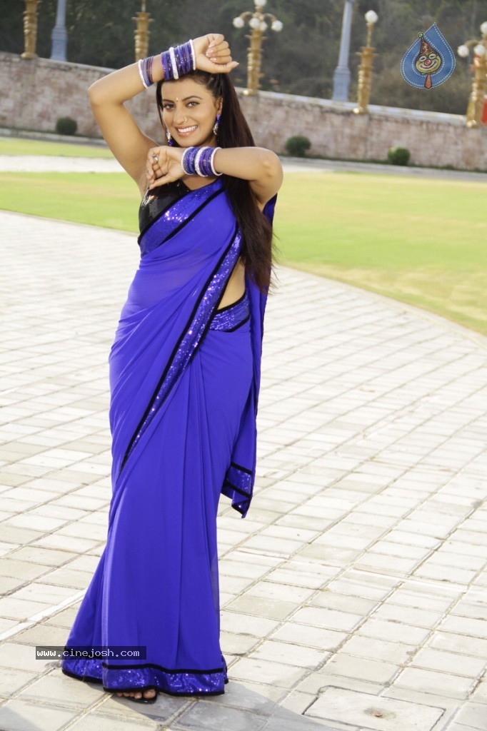 Juhi New Hot Stills - 10 / 44 photos