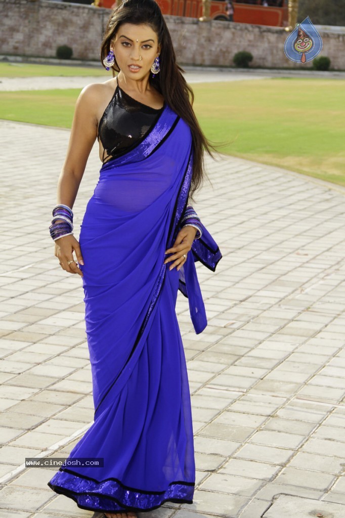 Juhi New Hot Stills - 15 / 44 photos