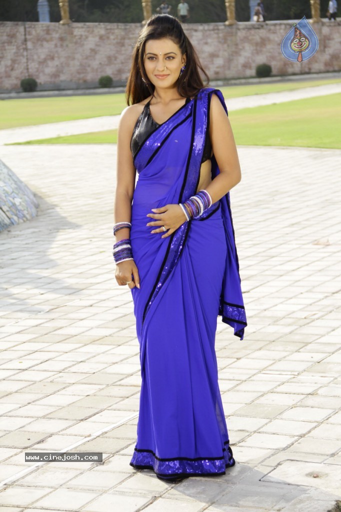 Juhi New Hot Stills - 16 / 44 photos