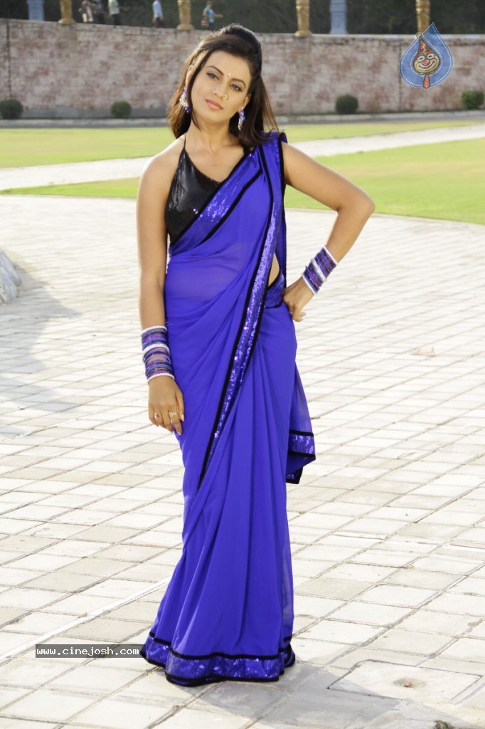 Juhi New Hot Stills - 23 / 44 photos