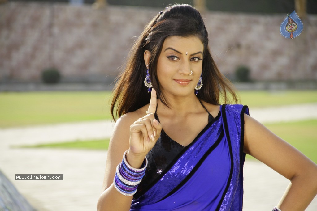 Juhi New Hot Stills - 30 / 44 photos