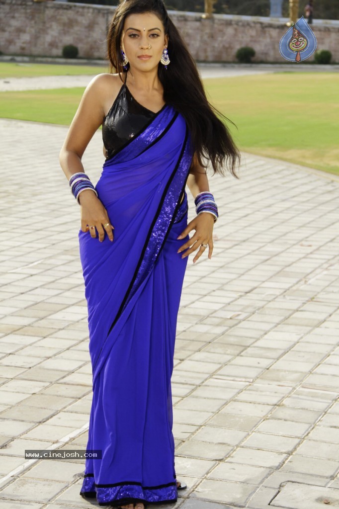 Juhi New Hot Stills - 43 / 44 photos