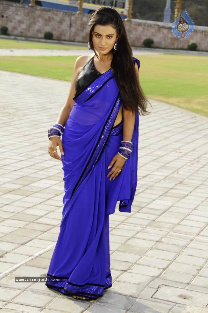 Juhi New Hot Stills - 44 / 44 photos