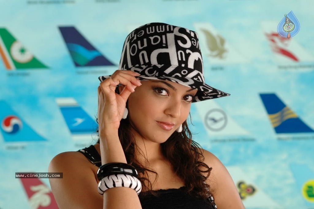 Kajal Agarwal Hot Stills - 4 / 63 photos