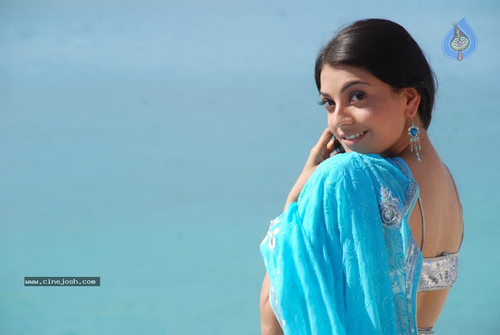 Kajal Agarwal Hot Stills - 23 / 63 photos