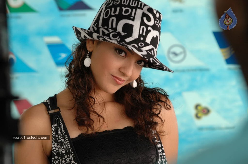 Kajal Agarwal Hot Stills - 39 / 63 photos