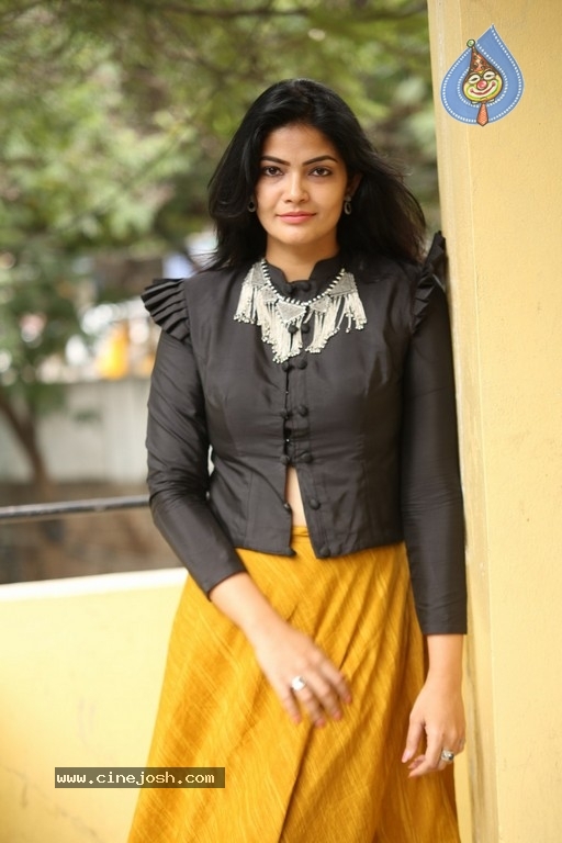 Kalpika Ganesh New Pics - 1 / 12 photos