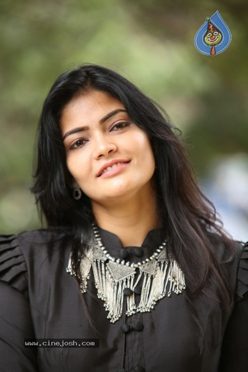 Kalpika Ganesh New Pics - 4 / 12 photos