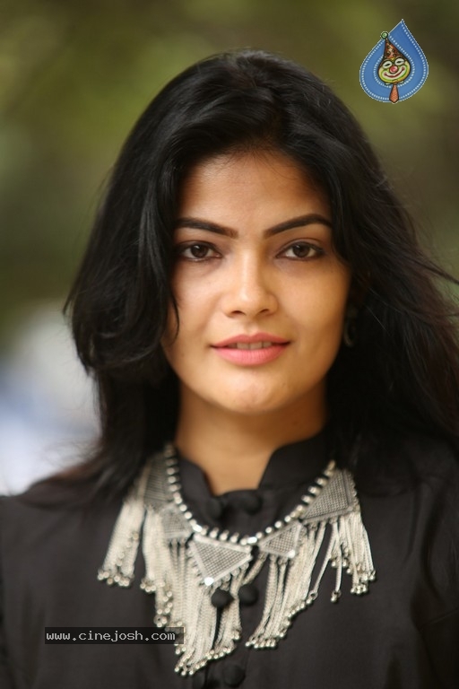 Kalpika Ganesh New Pics - 6 / 12 photos