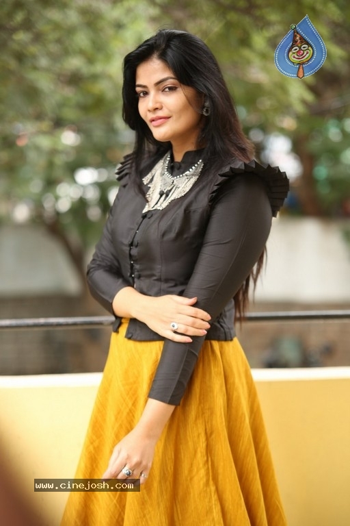 Kalpika Ganesh New Pics - 7 / 12 photos