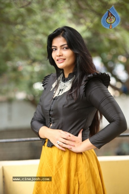 Kalpika Ganesh New Pics - 8 / 12 photos