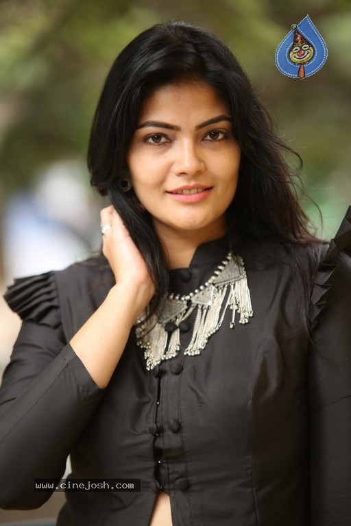 Kalpika Ganesh New Pics - 9 / 12 photos