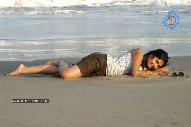Kamalini Mukherjee - Police Police Movie - 38 / 75 photos
