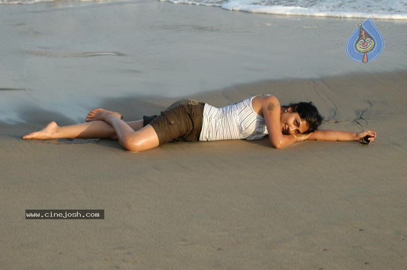 Kamalini Mukherjee - Police Police Movie - 39 / 75 photos