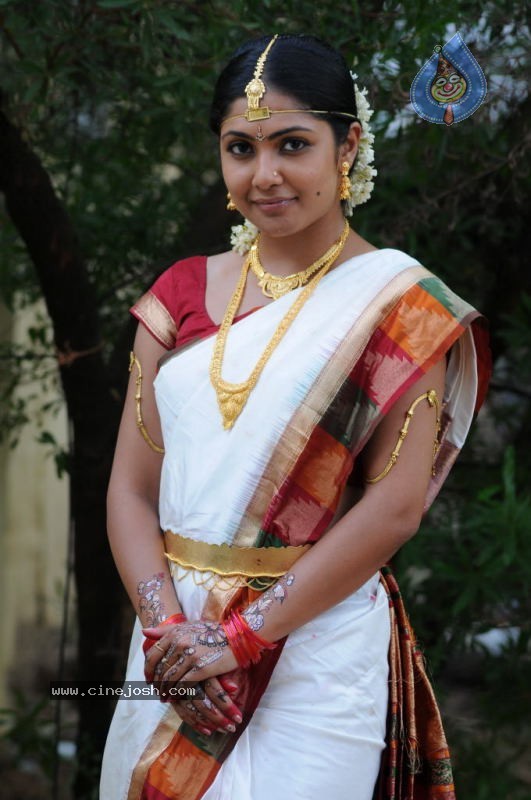Kamalini Mukherjee - Police Police Movie - 40 / 75 photos