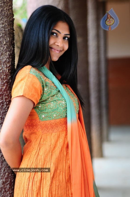 Kamalini Mukherjee - Police Police Movie - 42 / 75 photos