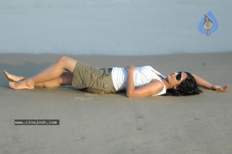 Kamalini Mukherjee - Police Police Movie - 48 / 75 photos