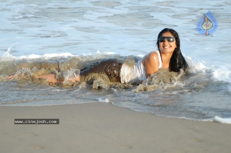 Kamalini Mukherjee - Police Police Movie - 54 / 75 photos