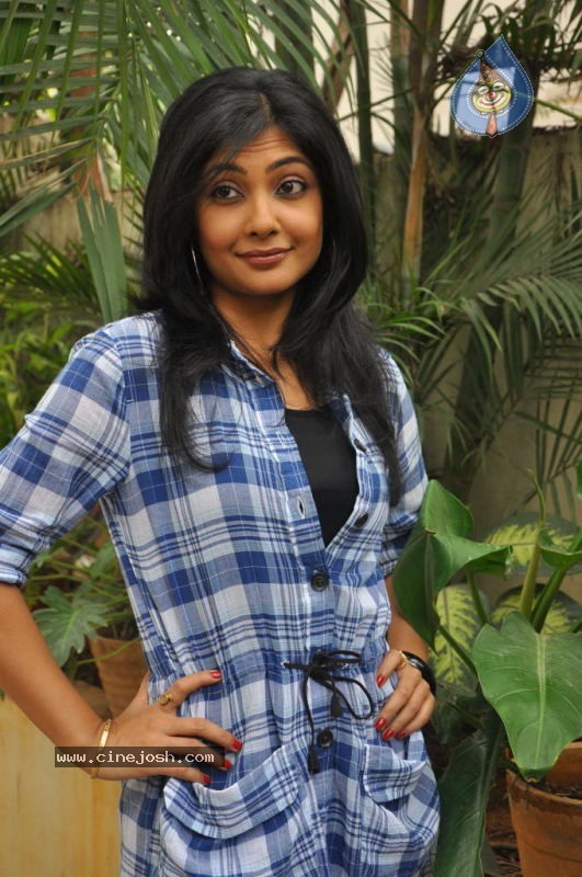 Kamalini Mukherjee New Photos - 27 / 43 photos
