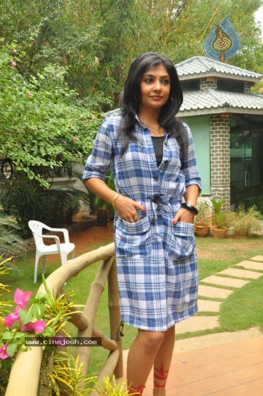Kamalini Mukherjee New Photos - 29 / 43 photos
