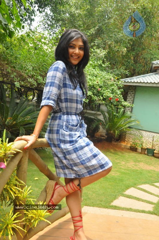 Kamalini Mukherjee New Photos - 35 / 43 photos