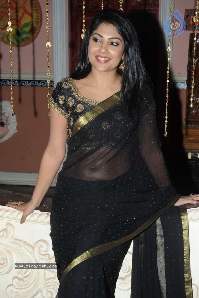 Kamalini Mukherjee Stills - 65 / 90 photos