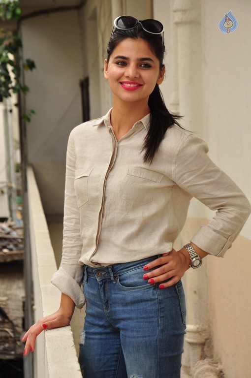 Kamna Ranawath Pics - 14 / 34 photos