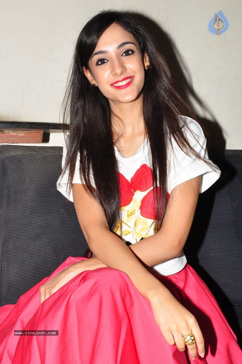 Kanika Kapoor New Photos - 34 / 42 photos