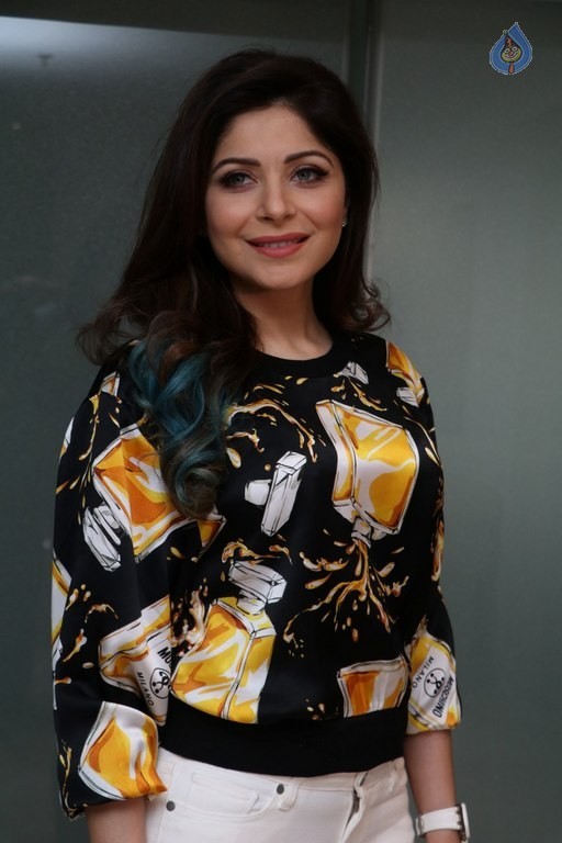Kanika Kapoor Photos - 2 / 20 photos