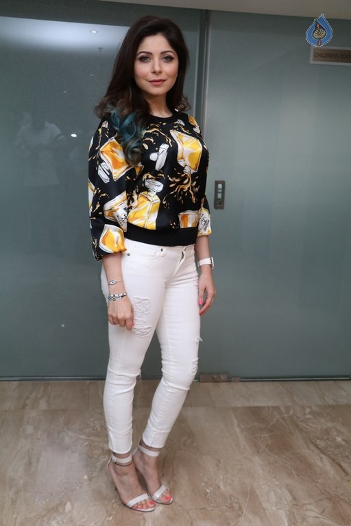 Kanika Kapoor Photos - 6 / 20 photos
