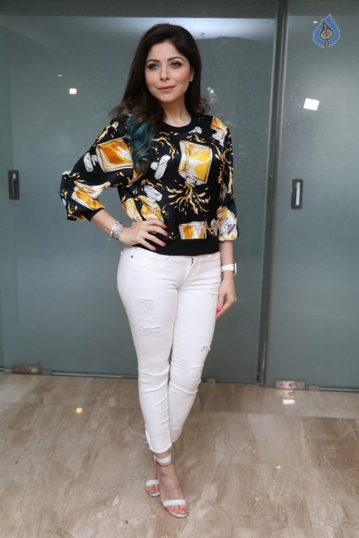Kanika Kapoor Photos - 10 / 20 photos